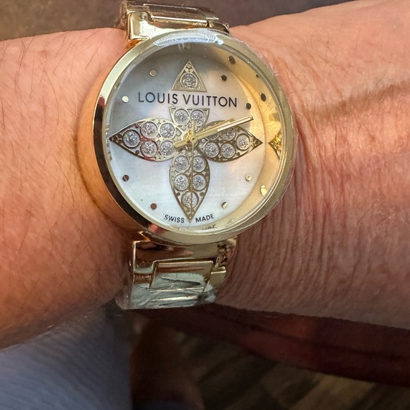 Gold-Tone Metal Watch.  DESING NOT AUTHENTIC - Picture 3 of 12